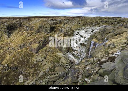 Une chute d'eau de Kinder surgelée, Kinder Scout, Pennine Way, Peak District National Park, Derbyshire, Angleterre, Royaume-Uni Banque D'Images