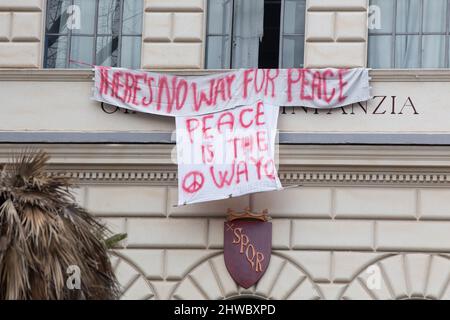 Rome, Italie. 04th mars 2022. Roma, RM, Italie. 4th mars 2022. Bannière pour la paix en Ukraine affichée sur la façade de l'école secondaire Cavour à Rome (Credit image: © Matteo Nardone/Pacific Press via ZUMA Press Wire) Credit: ZUMA Press, Inc./Alay Live News Banque D'Images