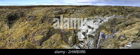 Une chute d'eau de Kinder surgelée, Kinder Scout, Pennine Way, Peak District National Park, Derbyshire, Angleterre, Royaume-Uni Banque D'Images