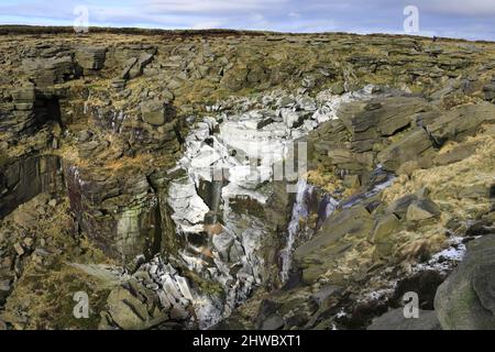 Une chute d'eau de Kinder surgelée, Kinder Scout, Pennine Way, Peak District National Park, Derbyshire, Angleterre, Royaume-Uni Banque D'Images