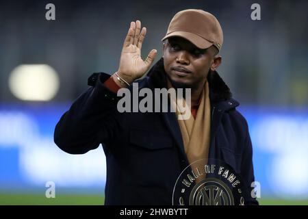 Milan, Italie. 04th mars 2022. Ancien joueur du FC Internazionale Samuel ETO, regarde pendant la série Un match entre le FC Internazionale et nous Salerntana. Credit: Marco Canoniero / Alamy Live News Banque D'Images