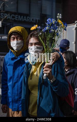 Tokyo, Japon. 05th mars 2022. Les manifestants vêtus de couleurs nationales ukrainiennes pendant la manifestation. Des centaines de personnes ont défilé dans le centre de Tokyo pour protester contre l'invasion de l'Ukraine par la Russie. Avec des signes réclamant la fin de la guerre et critiquant le président russe Vladimir Poutine. Crédit : SOPA Images Limited/Alamy Live News Banque D'Images