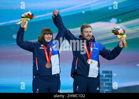 Pékin, Chine. 5th mars 2022. La médaillée de bronze Millie Knight(L) et son guide Brett Wild de Grande-Bretagne posent pour la photo lors de la cérémonie de remise des prix pour les femmes de ski alpin en parapente Downhill Vision Malfacultés des Jeux paralympiques d'hiver de Beijing 2022 à Yanqing Medals Plaza des Jeux paralympiques d'hiver dans le district de Yanqing, Beijing, capitale de la Chine, mars. 5, 2022. Credit: Jiang Han/Xinhua/Alay Live News Banque D'Images