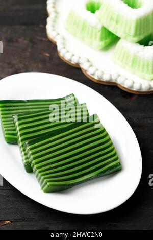 Le Kue Lapis Pepe ou Lapois Beras Sticky Layer Cake est un dessert traditionnel indonésien à base de farine de riz et de lait de noix de coco, cuit à la vapeur couche par couche. Banque D'Images