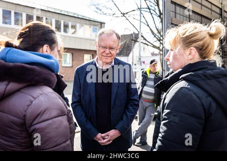 Hanovre, Allemagne. 05th mars 2022. Stephan Weil (M., SPD), ministre-président de la Basse-Saxe, s'entretient avec les aides au point de collecte des dons en nature de l'« Association ukrainienne de Basse-Saxe ». Credit: Moritz Frankenberg/dpa/Alay Live News Banque D'Images