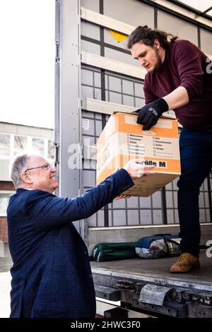 Hanovre, Allemagne. 05th mars 2022. Stephan Weil (l, SPD), ministre-président de la Basse-Saxe, remet une boîte de fournitures d'aide à un assistant au point de collecte pour des dons en nature de l'« Association ukrainienne de Basse-Saxe ». Credit: Moritz Frankenberg/dpa/Alay Live News Banque D'Images