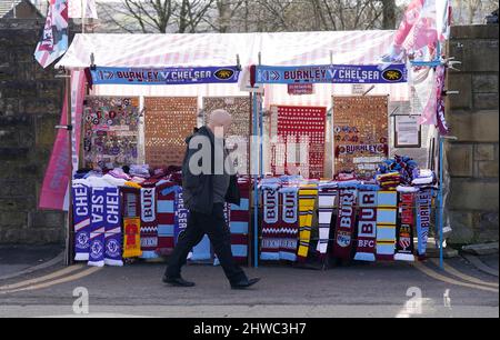 Burnley, Angleterre, le 5th mars 2022. Les fans arrivent et regardent la vente de marchandises avant le match de la Premier League à Turf Moor, Burnley. Crédit photo devrait se lire: Andrew Yates / Sportimage crédit: Sportimage / Alay Live News Banque D'Images