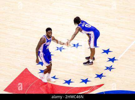 Shake Milton (76ers 18)
et Tirese Maxey (76ers 0)
pendant le match de la National Basketball Association entre les Philadelphia 76ers et Cleveland Cavaliers au Wells Fargo Center de Philadelphie, PA (PAS D'UTILISATION COMMERCIALE) Banque D'Images