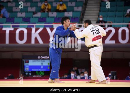 27th JUILLET 2021 - TOKYO, JAPON: NAGASA Takanori du Japon (bleu) et Vedat ALBAYRAK de Turquie (blanc) en action pendant le Judo hommes -81 kg à Tokyo Banque D'Images