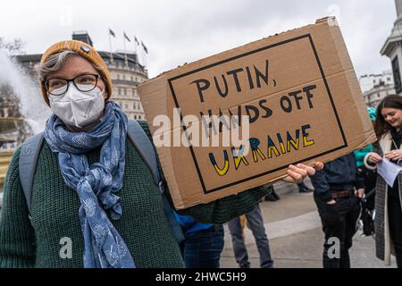 LONDRES, ROYAUME-UNI. 5 mars 2022. Les manifestants se sont rassemblés sur Trafalgar Square contre l'invasion de l'Ukraine aujourd'hui en ce dixième jour et pour exiger une action plus dure de la part de l'OTAN et une zone d'exclusion aérienne pour protéger les civils ukrainiens des attaques militaires russes. Credit: amer ghazzal / Alamy Live News Banque D'Images