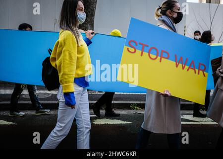 Tokyo, Japon. 05th mars 2022. Un manifestant tient un écriteau pendant la démonstration. Une manifestation de protestation contre l'invasion de l'Ukraine par la Russie a eu lieu autour du quartier de Shibuya à Tokyo. Les participants ont défilé avec des pancartes et des drapeaux tels que 'Stop Poutine!', 'contre la guerre' et ont appelé à la 'paix en Ukraine'. Ce défilé de démonstration organisé par un groupe ukrainien vivant au Japon a également attiré des Japonais et des étrangers vivant au Japon, et selon le groupe hôte, environ 4 000 personnes y ont participé. Crédit : SOPA Images Limited/Alamy Live News Banque D'Images