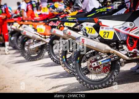 Abu Dhabi, Émirats arabes Unis. 05th mars 2022. 27 RODRIGUES Joaquim (prt), Hero Motorsports Team Rally, Hero 450 Rally, FIM W2RC, ambiance pendant la phase de qualification du Abu Dhabi Desert Challenge 2022, le 5 mars 2022 à Abu Dhabi, Émirats arabes Unis - photo Bastien Roux / DPPI crédit: DPPI Media/Alay Live News Banque D'Images