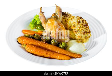 Cailles grillées à la sauce moutarde au miel avec garniture de chou-fleur cuit, chou de Bruxelles, le brocoli, les carottes et l'oignon. Plus isolé sur fond blanc Banque D'Images