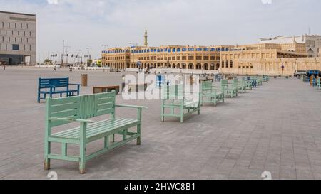 Doha, Qatar - janvier 15th 2022 : bancs de couleur verte et bleue dans les rangs de la place Souq Waqif, Doha, Qatar Banque D'Images