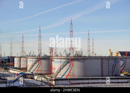 UST Luga, Russie. 05th mars 2022. Des réservoirs appartenant à Transneft, une société d'État russe qui exploite les pipelines pétroliers du pays, au terminal pétrolier d'Ust-Luga. Credit: Igor Grussak/dpa/Alay Live News Banque D'Images