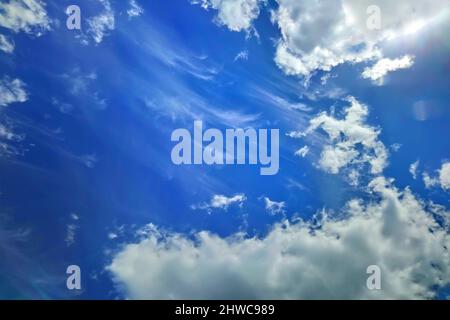 De magnifiques nuages de lumière blanche dans le ciel bleu. Ciel paisible au-dessus, aube paisible. Banque D'Images