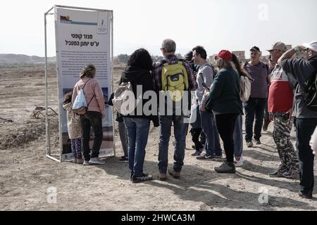 Qasr Al Yahud, Israël. 5th mars 2022. Les Israéliens profitent d'une chaude journée d'hiver pour visiter le pays des monastères, situé dans la vallée du Jourdain juste au nord de la mer Morte, à l'est de Jéricho, sur les rives du Jourdain et à côté de Qasr El Yahud, le site traditionnel où Jean Baptiste a baptisé Jésus. La zone, déclarée zone militaire fermée dans les années 1970, s'ouvre maintenant au public une fois par an après avoir été débarrassée de nombreuses mines terrestres en 2019. Crédit : NIR Amon/Alamy Live News Banque D'Images