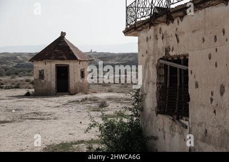 Qasr Al Yahud, Israël. 5th mars 2022. Une vue sur les vestiges de la chapelle orthodoxe russe construite dans les années 1940 alors que les Israéliens profitent d'une chaude journée d'hiver pour visiter le pays des monastères, situé dans la vallée du Jourdain juste au nord de la mer Morte, à l'est de Jéricho, Sur les rives du Jourdain et à côté de Qasr El Yahud, le site traditionnel où Jean-Baptiste a baptisé Jésus. La zone, déclarée zone militaire fermée dans les années 1970, s'ouvre maintenant au public une fois par an après avoir été débarrassée de nombreuses mines terrestres en 2019. Crédit : NIR Amon/Alamy Live News Banque D'Images