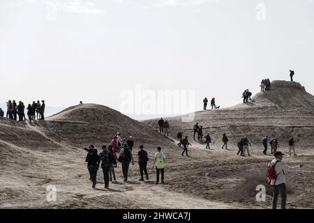 Qasr Al Yahud, Israël. 5th mars 2022. Les Israéliens profitent d'une chaude journée d'hiver pour visiter le pays des monastères, situé dans la vallée du Jourdain juste au nord de la mer Morte, à l'est de Jéricho, sur les rives du Jourdain et à côté de Qasr El Yahud, le site traditionnel où Jean Baptiste a baptisé Jésus. La zone, déclarée zone militaire fermée dans les années 1970, s'ouvre maintenant au public une fois par an après avoir été débarrassée de nombreuses mines terrestres en 2019. Crédit : NIR Amon/Alamy Live News Banque D'Images