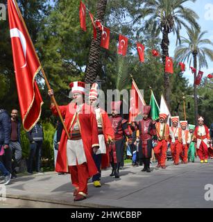 "Conquest march" participants à un événement pour célébrer le 815th anniversaire de la conquête d'Antalya, Turquie, par Gıyaseddin Keyhüsrev dans le parc Karaalioğlu, Antalya, Turquie, le 5th mars 2022. Les célébrations organisées par le Bureau du gouverneur ont commencé avec la marche de Cumhuriyet Square. L'événement est considéré comme une célébration de la liberté. Banque D'Images