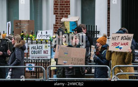 Londres, Royaume-Uni. 05 mars 2022 les murs de l'ambassade sont pleins de souhaits des Ukrainiens et des Russes vivant à Londres, Royaume-Uni.les Rainians se sont rassemblés en face de l'ambassade de Russie à Notting Hill pour protester contre l'invasion de leur pays par Poutine.Paul Quezada-Neiman/Alay Live News Banque D'Images