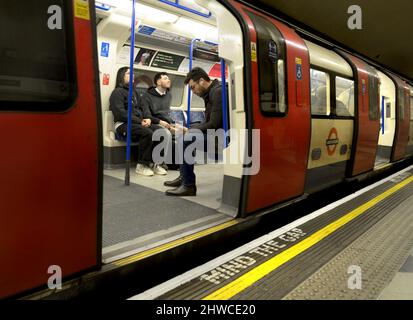 Londres, Angleterre, Royaume-Uni. Ouvrez la porte du train à tubes avec les passagers à l'intérieur et attention à l'avertissement d'écart sur la plate-forme Banque D'Images