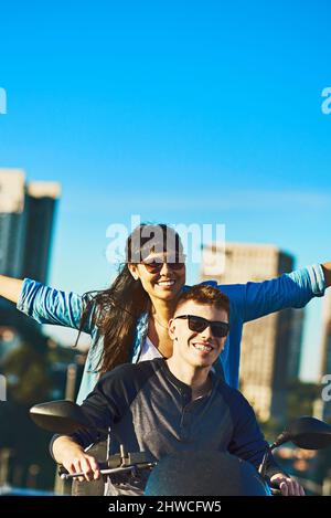 Vous ne vous ennuierez jamais à vivre dans la ville. Photo courte d'un jeune couple pour une promenade en ville. Banque D'Images