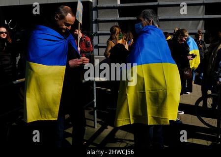 Bruxelles, Belgique. 05th mars 2022. Les manifestants tiennent des signes et des drapeaux lors d'une manifestation en solidarité avec le peuple ukrainien dans le centre de Bruxelles, Belgique, le 5 mars 2022. Crédit: ALEXANDROS MICHAILIDIS/Alamy Live News Banque D'Images