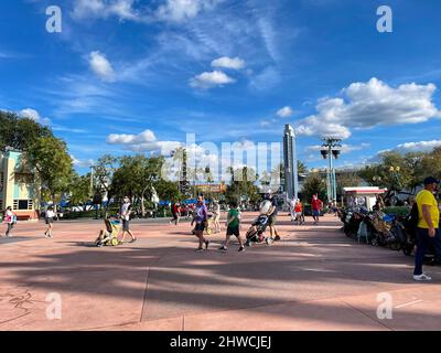 Orlando, FL USA- 28 novembre 2020: Les gens qui marchent autour de Hollywood Studios Walt Disney World à Orlando, Floride. Banque D'Images