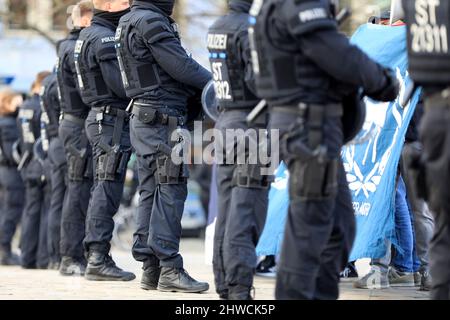 Magdebourg, Allemagne. 05th mars 2022. Plusieurs manifestations ont été organisées sur la place Domplatz, dans la capitale de l'État. Le rassemblement de l'AfD des associations d'Etat de Berlin, Brandebourg, Saxe-Anhalt et Thuringe se tient sous le slogan "sain sans contrainte - pour une décision libre sur la vaccination". Credit: Peter Gercke/dpa-Zentralbild/dpa/Alay Live News Banque D'Images