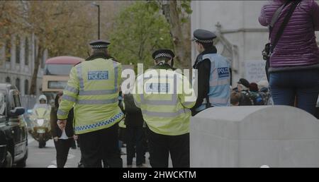 Londres, Royaume-Uni - 11 20 2021: Policiers en service ayant un briefing devant les cours royales de justice sur Strand, pour une manifestation d'isoler la Grande-Bretagne. Banque D'Images