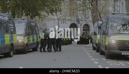 Londres, Royaume-Uni - 11 20 2021: Un groupe d'officiers de police ayant un briefing sur Strand près des cours royales de justice, pour une manifestation d'isolation de Grande-Bretagne. Banque D'Images