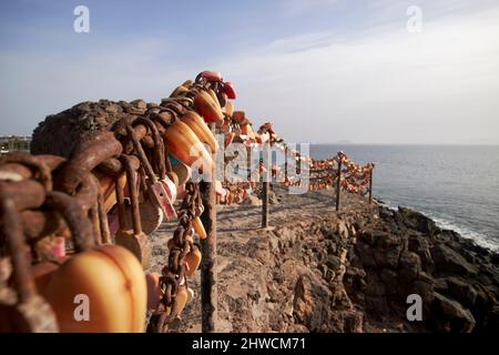 locks d'amour sur la clôture de chaîne surplombant playa flamingo playa blanca lanzarote îles canaries espagne Banque D'Images