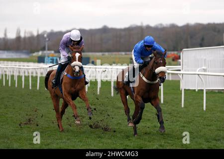 Bold Plan hoped par le jockey Isabel Williams (à droite) sur leur chemin pour gagner le BetVictor non-Runner-No-Bet à Cheltenham Seniors' handicap hashdle devant Dorking Boy et Stan Sheppard (à gauche) à Newbury Racecourse, Berkshire. Date de la photo: Samedi 5 mars 2022. Banque D'Images