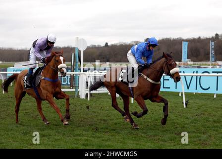 Bold Plan hoped par le jockey Isabel Williams (à droite) sur leur chemin pour gagner le BetVictor non-Runner-No-Bet à Cheltenham Seniors' handicap hashdle devant Dorking Boy et Stan Sheppard (à gauche) à Newbury Racecourse, Berkshire. Date de la photo: Samedi 5 mars 2022. Banque D'Images