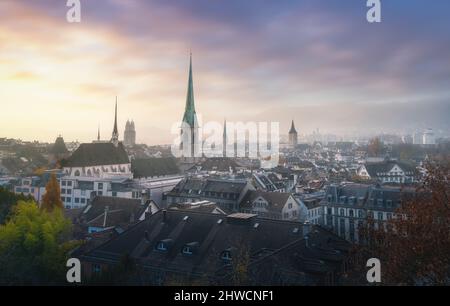Vue aérienne de Zurich Skyline au coucher du soleil et des tours de l'église - Zurich, Suisse Banque D'Images