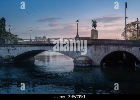 Pont Munsterbrucke au coucher du soleil - Zurich, Suisse Banque D'Images