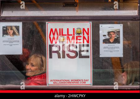 Londres, Royaume-Uni. 5th mars 2022. Million de femmes défileront à Westminster pour célébrer la Journée internationale de la femme. Ils visent à mettre fin à la violence masculine contre les femmes. Crédit : Guy Bell/Alay Live News Banque D'Images