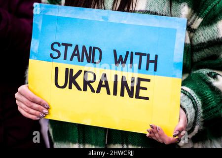 Hanovre, Allemagne. 05th mars 2022. On peut lire les mots « et l'ukraine » sur l'affiche d'un manifestant lors d'une manifestation sur Ernst-August-Platz contre l'attaque de la Russie contre l'Ukraine. Credit: Moritz Frankenberg/dpa/Alay Live News Banque D'Images