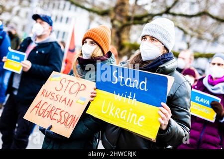 Hanovre, Allemagne. 05th mars 2022. Les slogans 'Stop russian agression' et 'Stand with ukraine' peuvent être lus sur les placardes des manifestants lors d'une manifestation sur Ernst-August-Platz contre l'attaque de la Russie contre l'Ukraine. Credit: Moritz Frankenberg/dpa/Alay Live News Banque D'Images