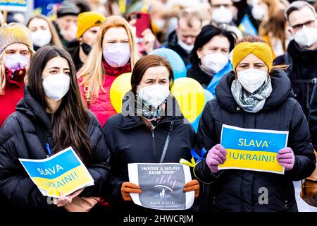 Hanovre, Allemagne. 05th mars 2022. Les slogans « lave ukraini » et « imposer une zone d'exclusion aérienne maintenant » peuvent être lus sur les placardes des manifestants lors d'une manifestation à Ernst-August-Platz contre l'attaque de la Russie contre l'Ukraine. Credit: Moritz Frankenberg/dpa/Alay Live News Banque D'Images