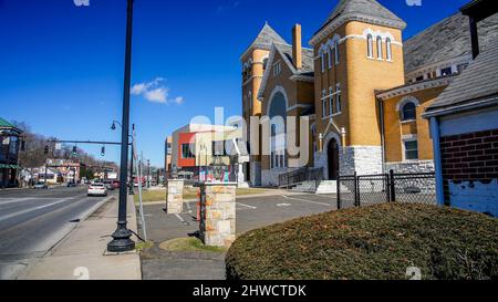 NORWALK, CT, USA - MARS 3 2022: West Avenue vue avec l'église de Macédoine et le centre commercial dans une belle journée ensoleillée en plein air Banque D'Images