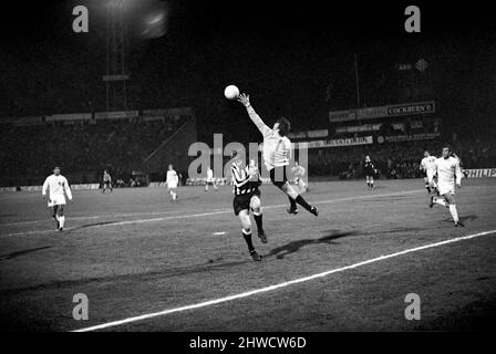 Sport-football Inter City Fairs Cup: Oporto contre Newcastle United. Rui, gardien de but de Porto, saute haut pour renverser la balle loin de la tête de Davies. Du 1969 Z11869 au 002 novembre Banque D'Images