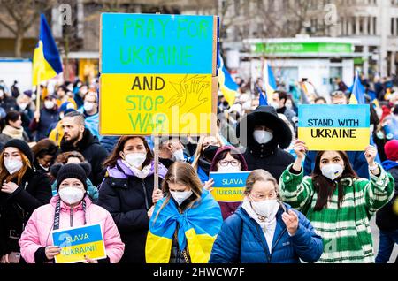 Hanovre, Allemagne. 05th mars 2022. Les slogans "prier pour l'ukraine et arrêter la guerre", "lave ukraini" et "et avec l'ukraine" peuvent être lus sur les placardes des manifestants lors d'une manifestation à Ernst-August-Platz contre l'attaque de la Russie contre l'Ukraine. Credit: Moritz Frankenberg/dpa/Alay Live News Banque D'Images