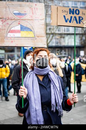 Hanovre, Allemagne. 05th mars 2022. L'image d'un sablier et les mots « ne pas faire la guerre » sont visibles sur les affiches d'un démonstrateur lors d'une manifestation à Ernst-August-Platz contre l'attaque de la Russie contre l'Ukraine. Credit: Moritz Frankenberg/dpa/Alay Live News Banque D'Images