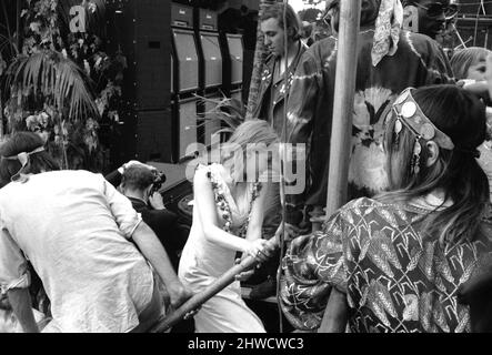 Marianne Faithfull a photographié les coulisses pendant que les Rolling Stones se produire lors du concert pop à Hyde Park.5th juillet 1969. Banque D'Images