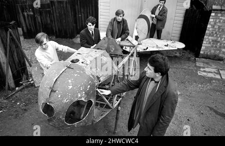 M. Roger Smith a un Pixie dans son jardin. Mais ce n'est pas une figure de conte de fées du monde de rêve qui est apparue... c'est le reste d'un véritable avion léger Parnall Pixie 1924. Et avec l'aide des membres de la Midland Aircraft Preservation Society, dont il est le secrétaire, il espère le restaurer dans son ancien état. Lui et ses amis ont une tâche de mammouth sur leurs mains, mais ils espèrent la faire reconstruire complètement à son anniversaire de 50th. Ils font appel à quiconque a des détails ou des plans de l'avion pour les aider. S'ils réussissent, les restes de l'avion ressembleront une fois de plus Banque D'Images