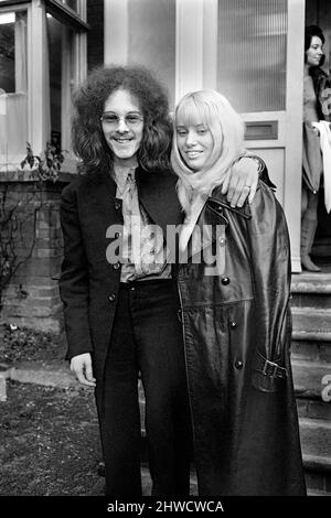 Noel Redding qui a joué dans le groupe Jimi Hendrix Experience avec la mariée Susan Fonsby photographiée après leur mariage par une Rolls Royce car. Novembre 1969 Banque D'Images