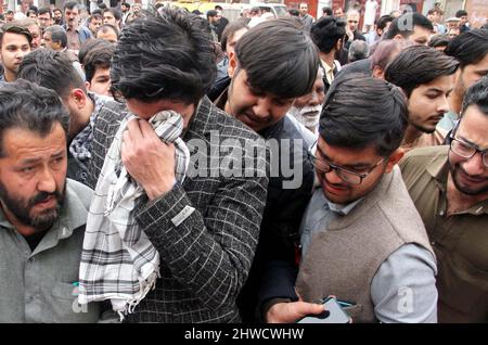 Les musulmans chiites pleurent assister à une cérémonie de prière funéraire d'un attentat suicide martyrisé victimes de la mosquée Koocha Risaldar, qui s'est tenue dans la région de Kohati Chowk à Peshawar le samedi 05 mars 2022. Les prières funéraires d'au moins 25 martyrs ont été offertes dans la capitale provinciale et ont été suivies par un grand nombre de personnes de partout dans la ville. Des prières funéraires collectives de 14 martyrs ont été offertes à Kohati Chowk. Au moins 57 personnes ont été tuées et près de 200 autres blessées lors d'une attaque suicide contre une imambargah dans la région de Peshawar Kocha Risaldar pendant les prières du vendredi. Banque D'Images