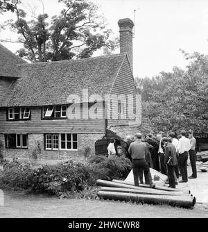 Rolling Stones : mort de Brian Jones. Tom Keylock, gofer à pierres, à l'extérieur de la ferme de Cotchford, à Hartfield, Sussex, parle à la presse. 3 juillet 1969 ? Banque D'Images